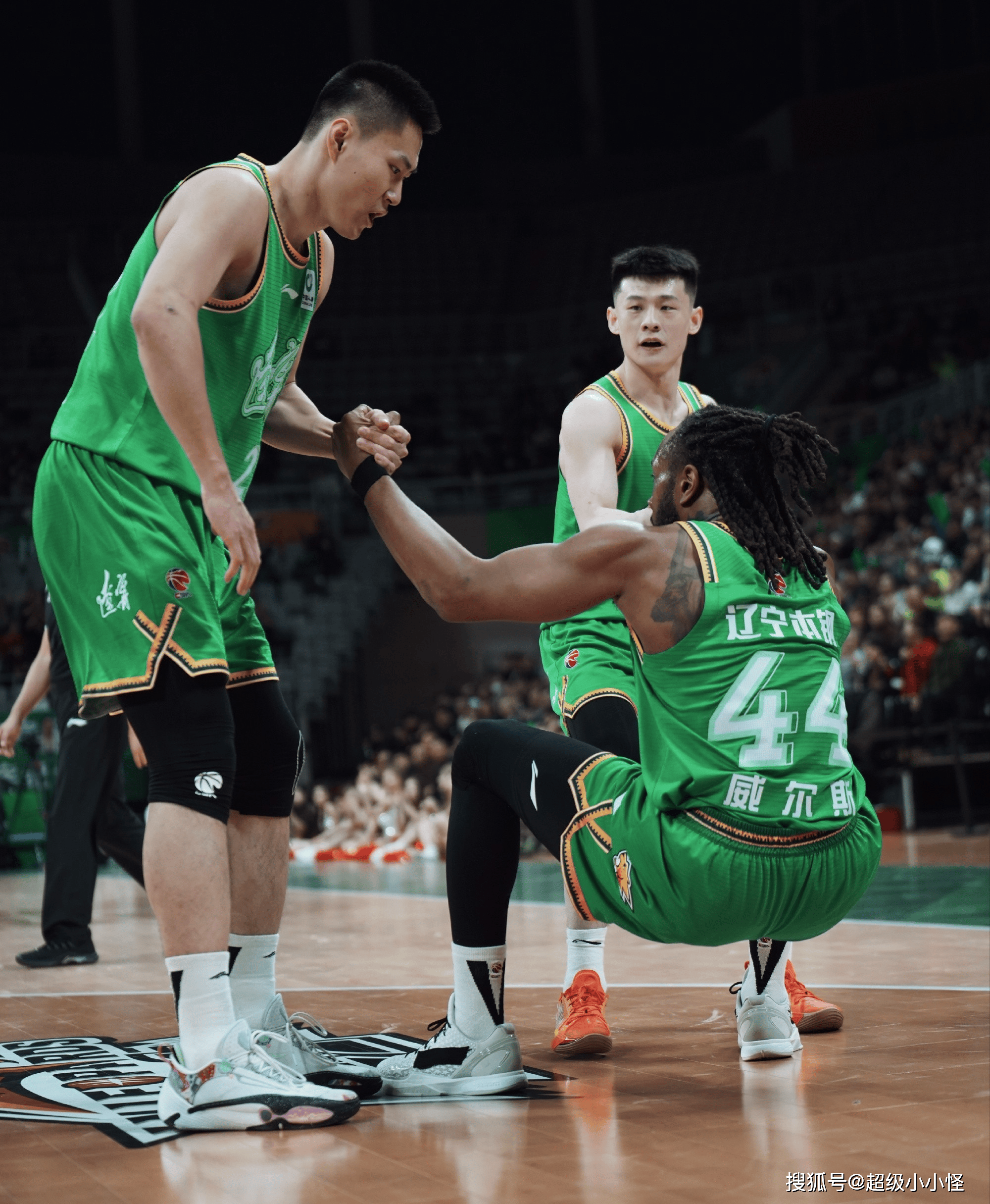 爱游戏-广东宏远更衣室发声备战亚冠马赛围绕足总杯主帅复盘，里尔集结日回应争议看傻球迷