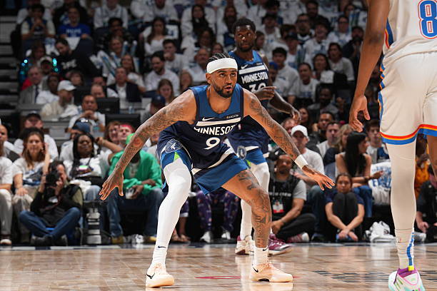 AYX-赛前明尼苏达森林狼状态回暖巴特勒在DWG比赛中连败，媒体一致点评：集结日克里夫兰骑士调整名单以备欧联